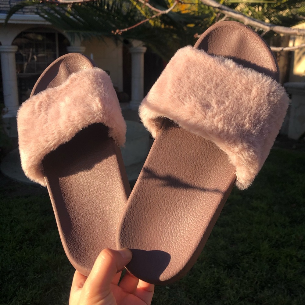 Sandals with fur